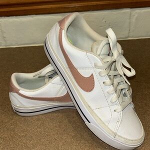 Women's Nike court legacy sneakers, size 8